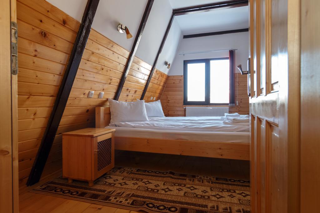 Centrul De Echitatie Poiana Brasov Hotel Luaran gambar