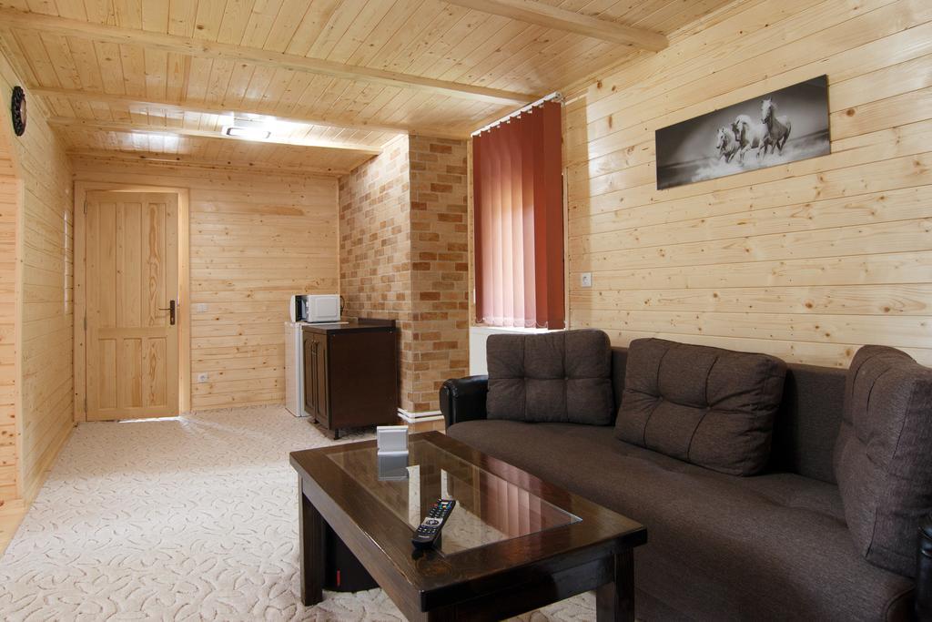 Centrul De Echitatie Poiana Brasov Hotel Luaran gambar